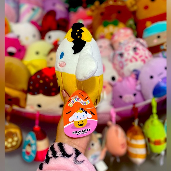 NWT SQUISHMALLOW 5” 🎃 CINNAMAROLL IN PUMPKIN COSTUME WITH 🦇 - Picture 4 of 4